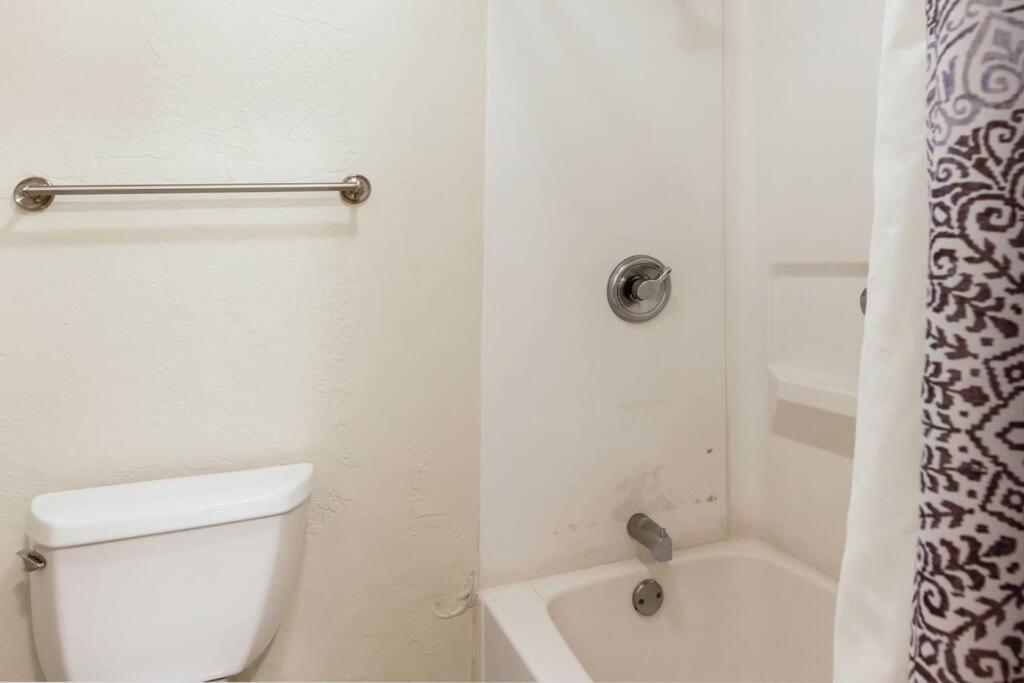 Lovely 1 Bedroom With Kitchen, Free Wifi & Parking คาปา ภายนอก รูปภาพ